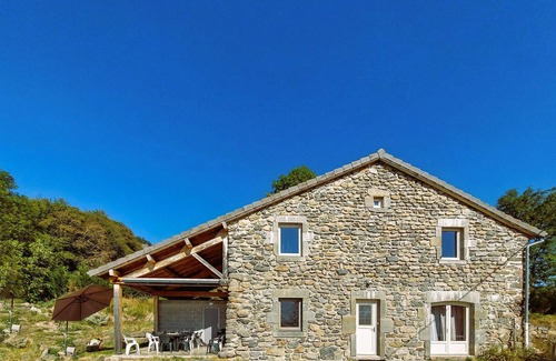 Vielprat House | Attractive vacation home made of wood and stone with space for the whole family.