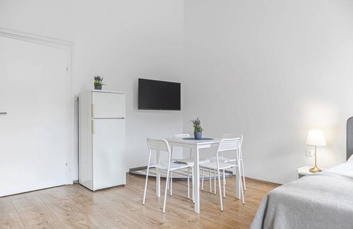 Wahring Apartment | Attractive 2 BR Apt. near Vienna AKH Ideal for All