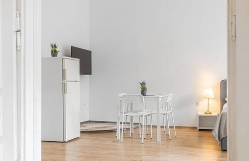 Wahring Apartment | Attractive 2 BR Apt. near Vienna AKH Ideal for All