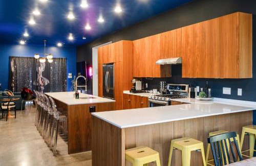 East Cesar Chavez Villa | ATX Icon Mansion - Rainey Street - 6 min walk
