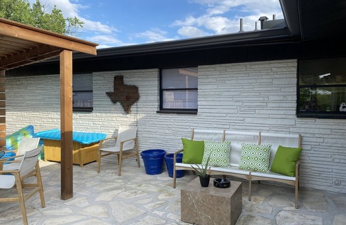 Windsor Park House | ATX Oasis 7 minutes from downtown! Monthly Specials!