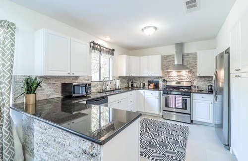 Austin House | ATX Oasis retreat - pool, hot tub, games & more! Trendy modern setup.