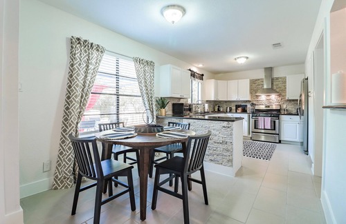 Austin House | ATX Oasis retreat - pool, hot tub, games & more! Trendy modern setup.