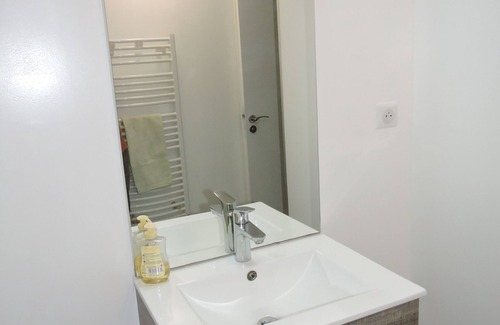 Ars-sur-Formans Apartment | Atypical apartment in the heart of the village of Ars sur Formans, private parking space