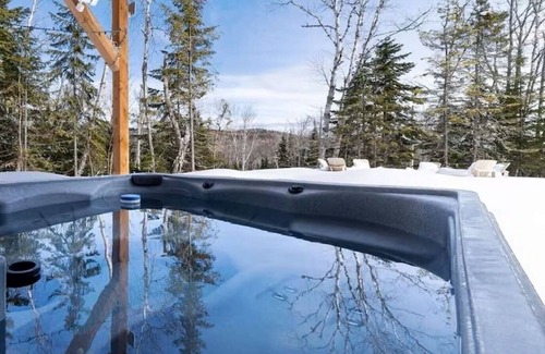 Les Eboulements Ski Chalet | Au Clair de Lune 103: Spa, Trails & Scenic Views