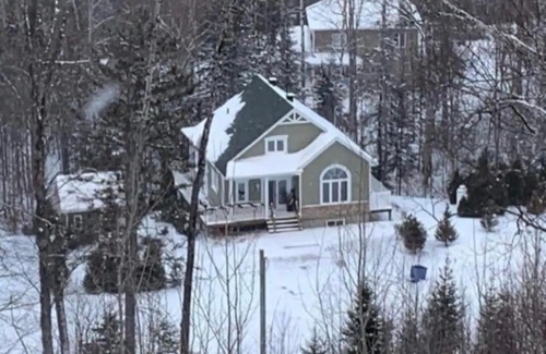 L'Anse-Saint-Jean Ski Chalet | Au Edwow