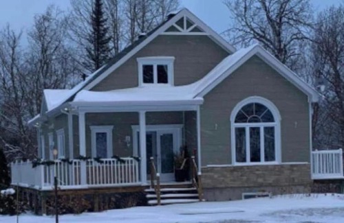 L'Anse-Saint-Jean Ski Chalet | Au Edwow