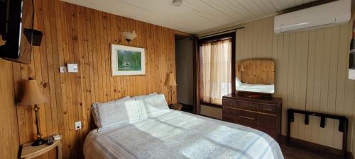 Petite-Riviere-Saint-Francois Hotel | Auberge Le Four à Pain