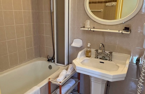 Neuveglise-sur-Truyere Hotel | Auberge du Pont de Lanau