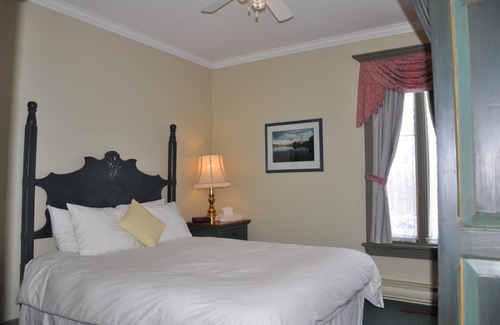 Knowlton Hotel | Auberge Lakeview Inn