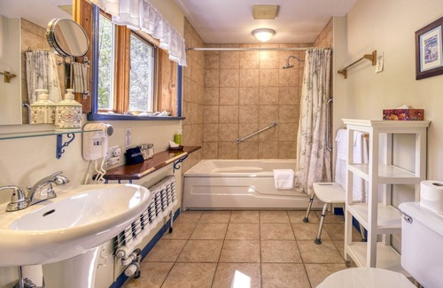 Mont-Tremblant Bed & Breakfast | Auberge Le Lupin B&B