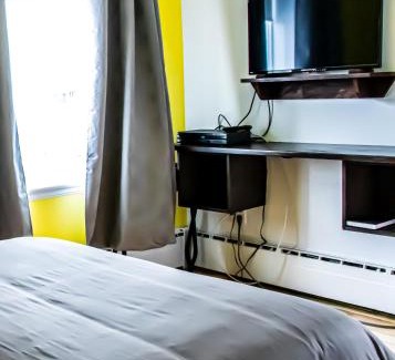 Jonquiere Hotel | auberge les deux tours