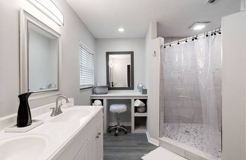 Auburndale House | Auburndale Getaway Luxurious Style Open Floorplan