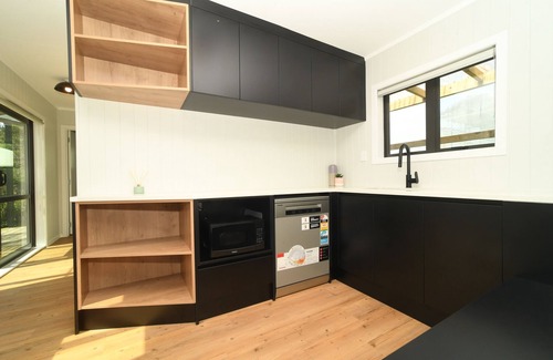 Mangere House | Auckland Airport Sanctuary; sleeps 9; quiet, spacious and family-friendly
