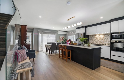 Greenlane - Ellerslie Villa | Auckland Golden Phoenix Holiday Homes