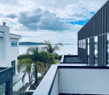 Te Atatu Peninsula House | Auckland Luxury Seafront House