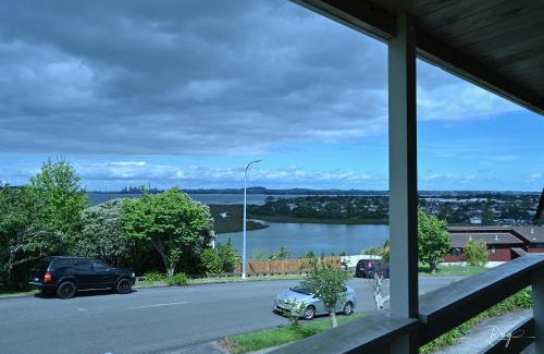 West Harbour House | Auckland Sea&SkyTower view HOMESTAY with free Netflix, Parking