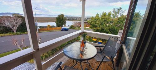 West Harbour House | Auckland Sea&SkyTower view HOMESTAY with free Netflix, Parking