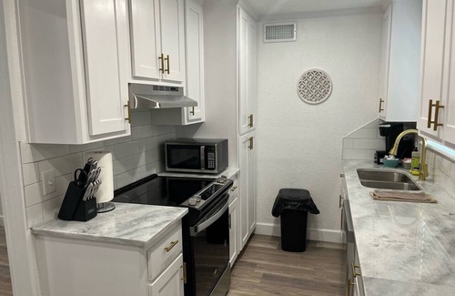 College Station Apartment | Audrey: Walk to A&M/King Beds