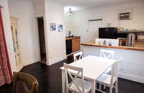Black Pearl Apartment | Audubon House Apt. 4: 1bd/1ba