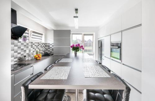 Cluj County Apartment | August Getaway Spacious 2-Bedroom Sleeps 5 Free Parking