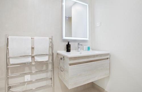 Parnell Apartment | Augustus Harmony Apartment with Parking - Air-con