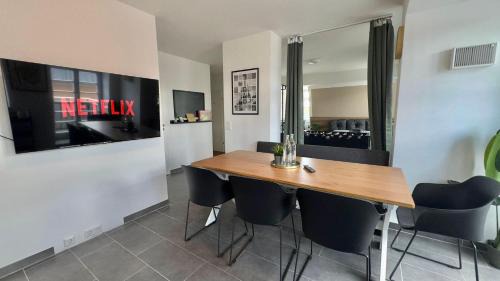 Merseburg Apartment | AuraLoft - 3 Zimmer, 2 Bäder, 2 Parkplätze, Balkon & Aufzug