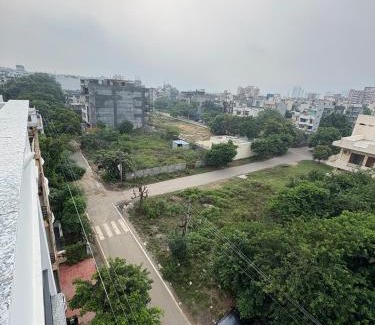 Gurugram Apartment | Auric Abode Stays- Sector 55 Golf Course Road
