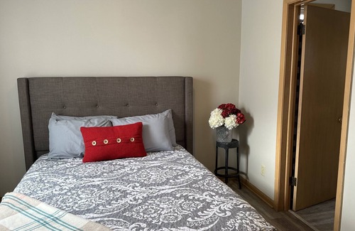 Aurora Apartment | Aurora Borealis - two bedroom, one bath just a block from downtown Aurora