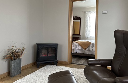 Aurora Apartment | Aurora Borealis - two bedroom, one bath just a block from downtown Aurora