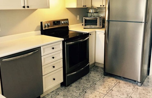 Aurora House | Aurora ~Great Location!!! St. John Sr/Bayview!!!! FITNESS STUDIO INCLUDED!!