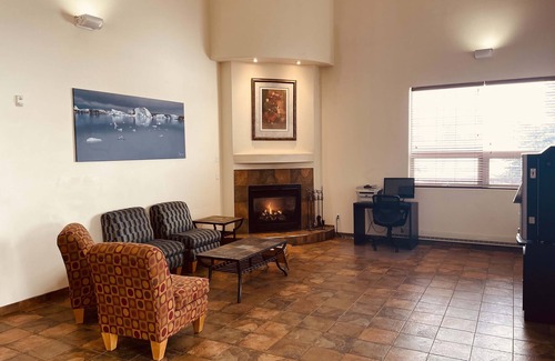 Dawson Creek Hotel | Aurora Park Inn & Suites