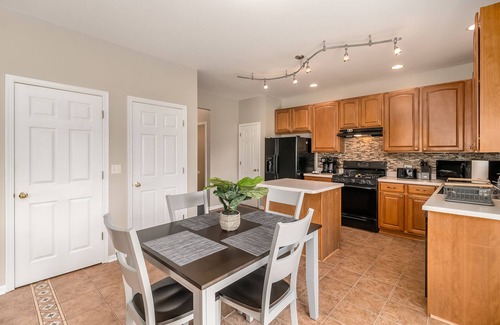Fox Valley House | Aurora Rental - Shiloh