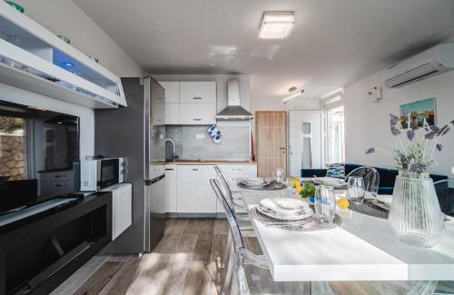 Krizni rat Apartment | Aurora - ZF Hvar