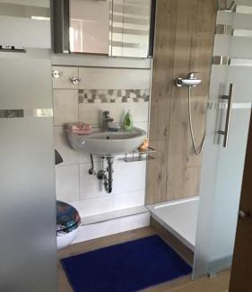 Horchheim House | Aussichtszimmer mit modernem Glasbad und Balkon