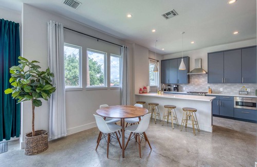 Galindo House | Austin 2-Story Townhome | 3 miles to Downtown | Enclosed Yard