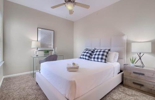 West Campus Apartment | Austin 4BR Loft Townhome near West Campus