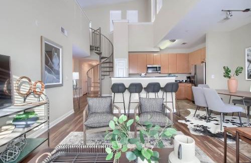 West Campus Apartment | Austin 4BR Loft Townhome near West Campus