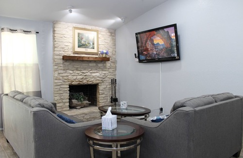 Manchaca House | 💦Austin Abode - 4 Bedrooms | Pool | Sleeps 11