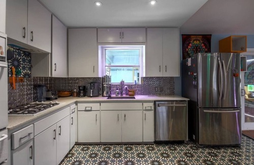 South Manchaca House | Austin Art House- Pet Friendly w/Hot Tub! Close-2-DT!