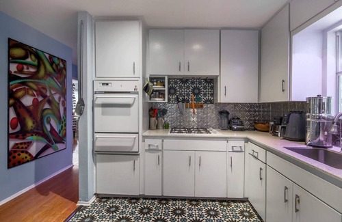 South Manchaca House | Austin Art House- Pet Friendly w/Hot Tub! Close-2-DT!