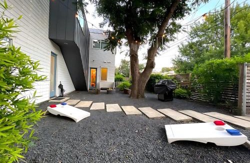 East Cesar Chavez House | Austin Clubhouse - Rainey Street - 6 min walk