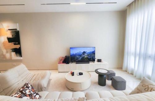 Tebrau House | Austin Crest - Creamy X Mahjong X Karaoke X Staycation 4BR3B #10pax by Cowidea
