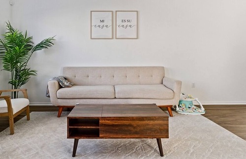 Del Valle House | Austin Getaway: Come, Stay, and Play!