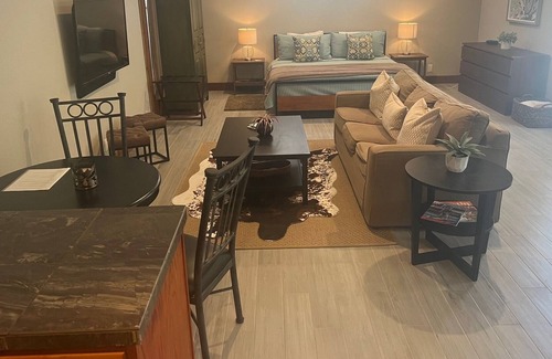 West Oak Hill House | Austin Hill Country - Guest House W/ Pool. Newly renovated, 12 Min To Downtown