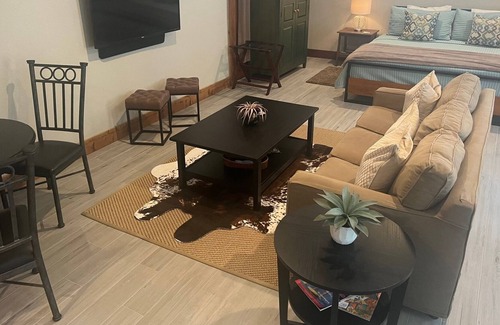 West Oak Hill House | Austin Hill Country - Guest House W/ Pool. Newly renovated, 12 Min To Downtown