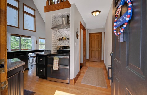 Reed City House | Austin Lake Lodge : Charming lakefront cottage!