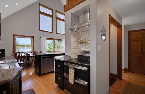 Reed City House | Austin Lake Lodge : Charming lakefront cottage!