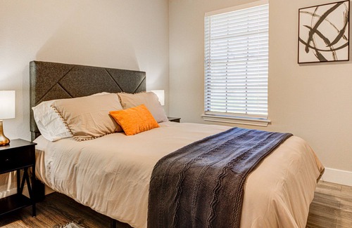 McKinney House | Austin Modern Chic Escape - 10 mins away from Downtown & Airport