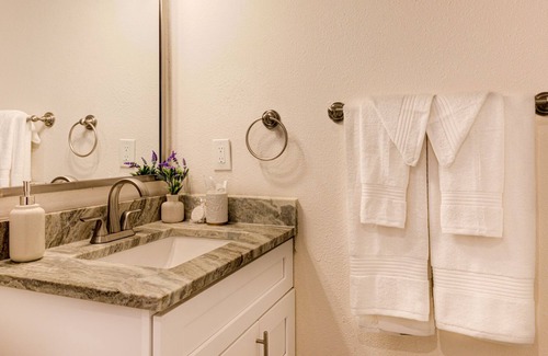 McKinney House | Austin Modern Chic Escape - 10 mins away from Downtown & Airport